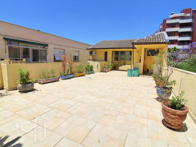 Casa com 357m², 6 dormitórios, 1 suíte, Rio Branco em Porto Alegre