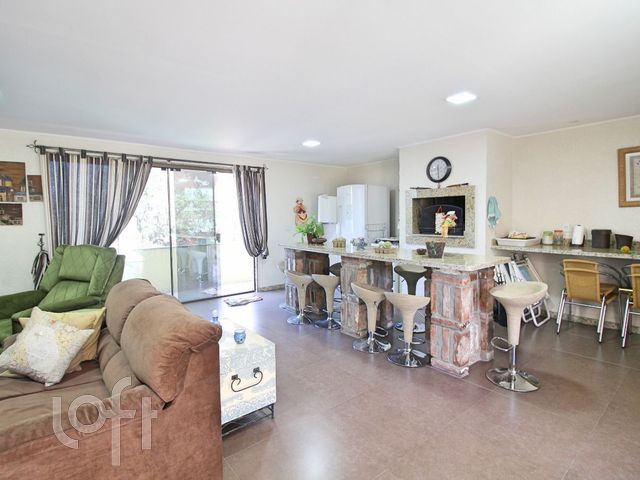 Casa com 357m², 6 dormitórios, 1 suíte, Rio Branco em Porto Alegre