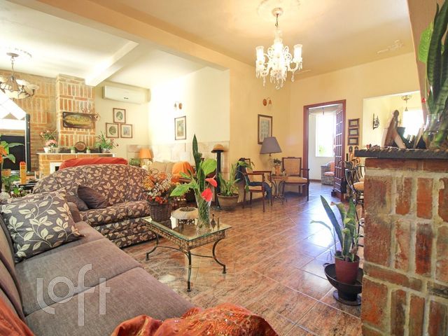 Casa com 357m², 6 dormitórios, 1 suíte, Rio Branco em Porto Alegre