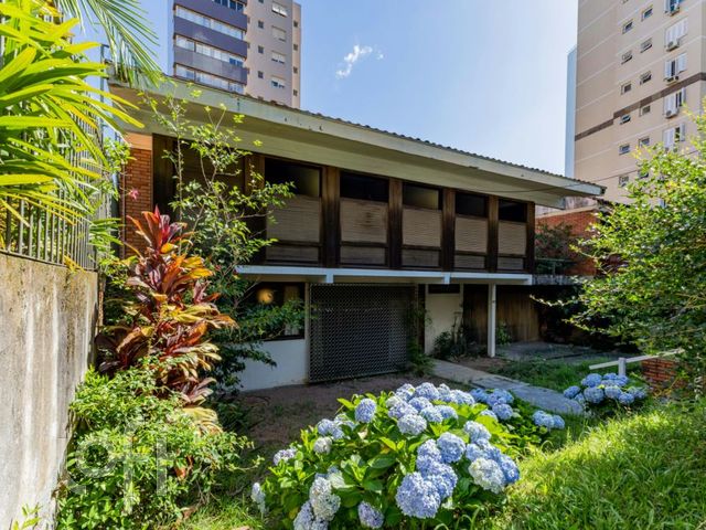 Casa com 350m², 3 dormitórios, 1 suíte, 2 vagas, Petrópolis em Porto Alegre
