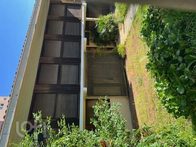 Casa com 350m², 3 dormitórios, 1 suíte, 2 vagas, Petrópolis em Porto Alegre