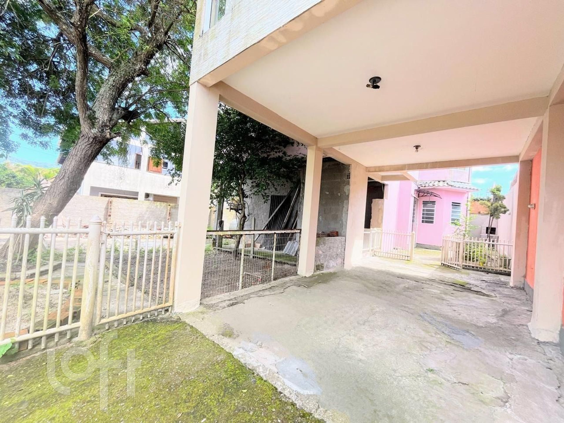 Casa Residencial com 180m², 5 quartos, 3 suítes, 3 garagens, no bairro Rio tavares do norte em Florianópolis