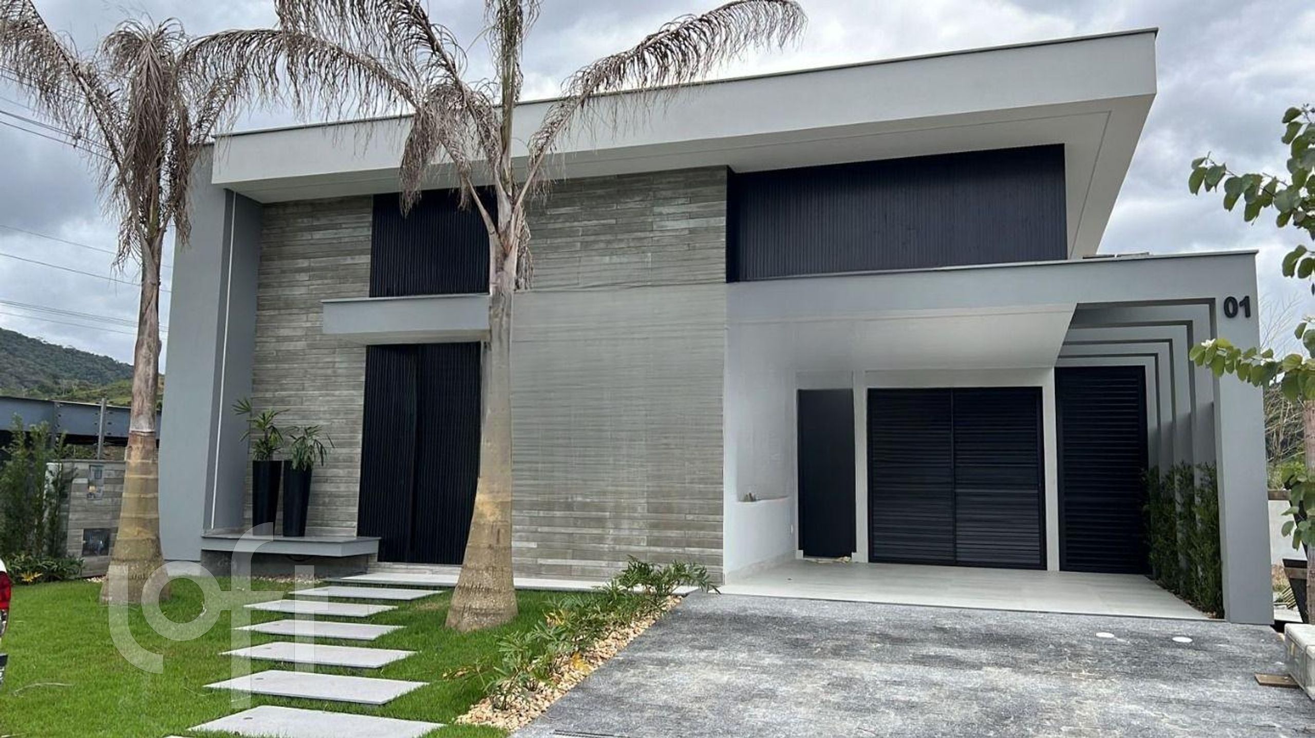 Casa Residencial com 174m², 3 quartos, 1 suíte, 2 garagens, no bairro Cidade Universitaria Pedra Branca em Palhoça