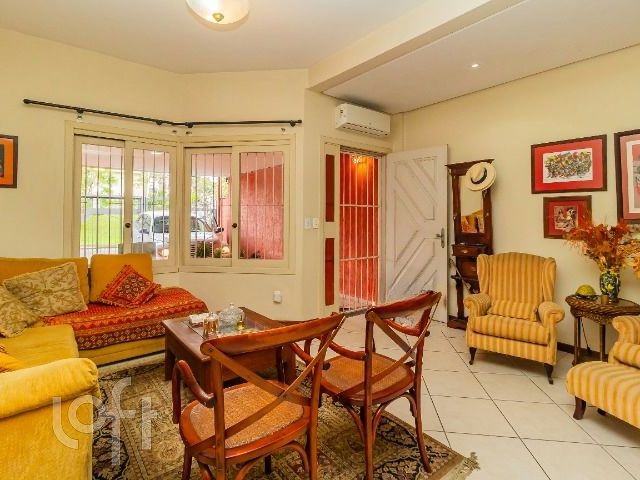 Casa com 172m², 3 dormitórios, 2 suítes, 3 vagas, Vila Ipiranga em Porto Alegre