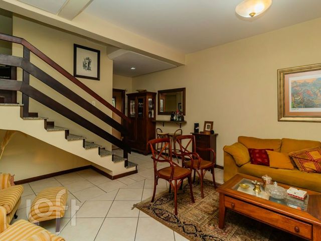 Casa com 172m², 3 dormitórios, 2 suítes, 3 vagas, Vila Ipiranga em Porto Alegre