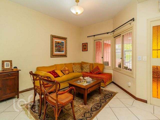 Casa com 172m², 3 dormitórios, 2 suítes, 3 vagas, Vila Ipiranga em Porto Alegre