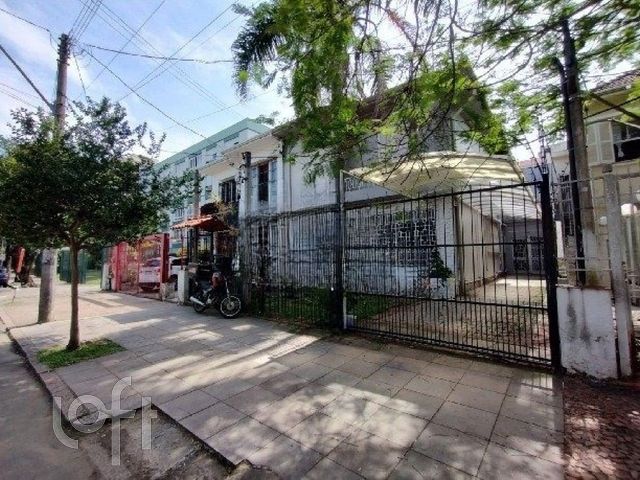 Casa com 156m², 4 dormitórios, 3 vagas, Menino Deus em Porto Alegre