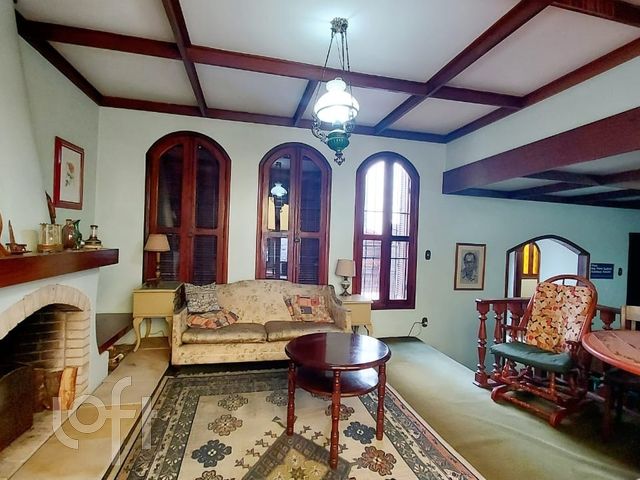 Casa com 400m², 4 dormitórios, 1 suíte, 3 vagas, Petrópolis em Porto Alegre