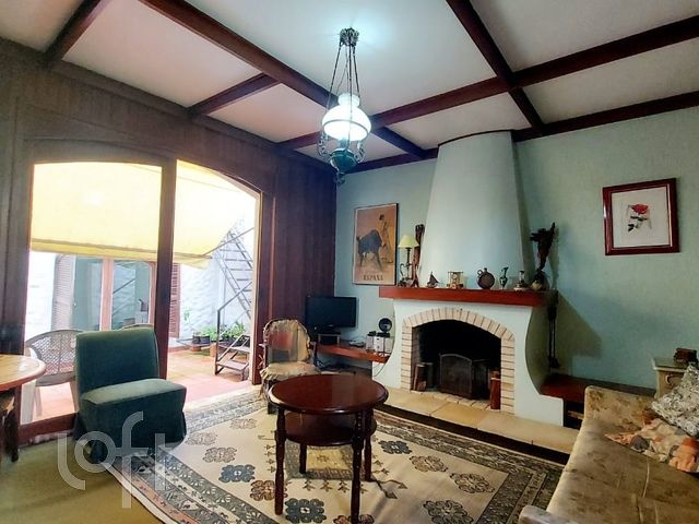 Casa com 400m², 4 dormitórios, 1 suíte, 3 vagas, Petrópolis em Porto Alegre