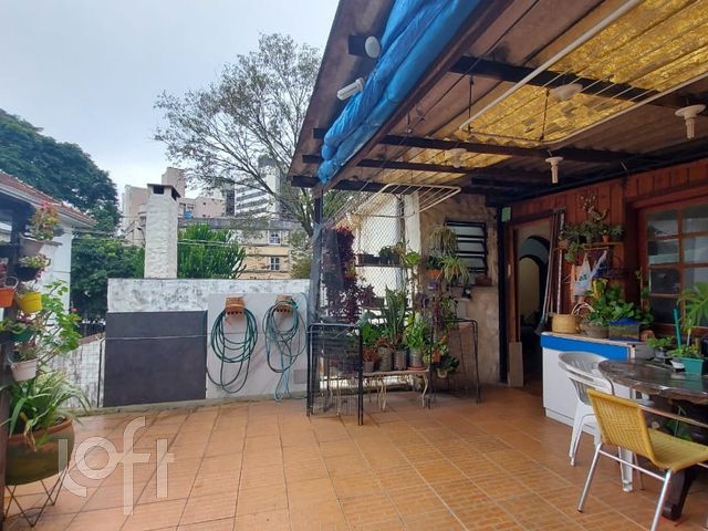 Casa com 400m², 4 dormitórios, 1 suíte, 3 vagas, Petrópolis em Porto Alegre