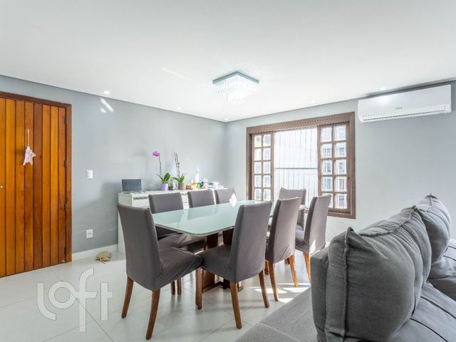 Casa com 270m², 3 dormitórios, 1 suíte, 4 vagas, Vila Ipiranga em Porto Alegre