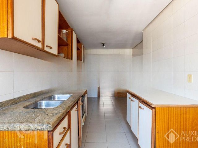 Apartamento com 158m², 3 dormitórios, 1 suíte, 2 vagas, Petrópolis em Porto Alegre