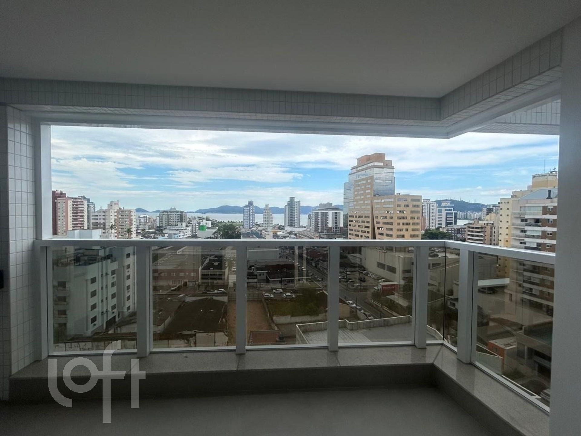 Apartamentos com 130m², 3 quartos, 3 suítes, 2 garagens, no bairro Canto em Florianópolis