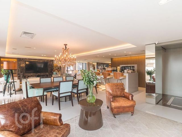 Apartamento com 261m², 3 dormitórios, 3 suítes, 4 vagas, Petrópolis em Porto Alegre