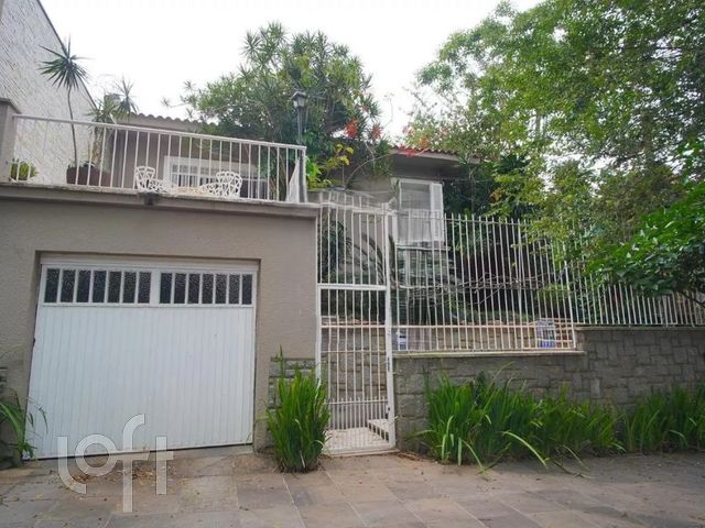 Casa com 250m², 3 dormitórios, 1 suíte, 2 vagas, Petrópolis em Porto Alegre
