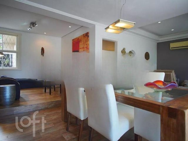 Casa com 250m², 3 dormitórios, 1 suíte, 2 vagas, Petrópolis em Porto Alegre