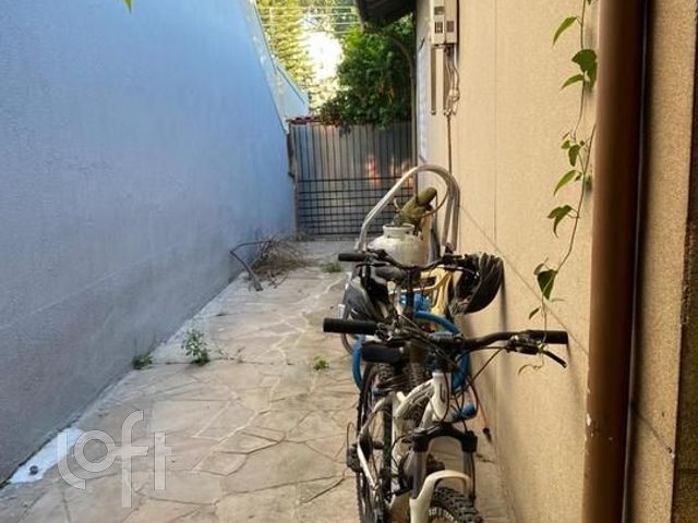 Casa com 110m², 3 dormitórios, 2 vagas, Vila Ipiranga em Porto Alegre