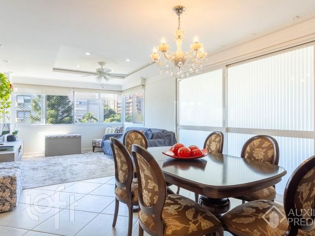 Apartamento com 106m², 3 dormitórios, 1 suíte, 2 vagas, Petrópolis em Porto Alegre