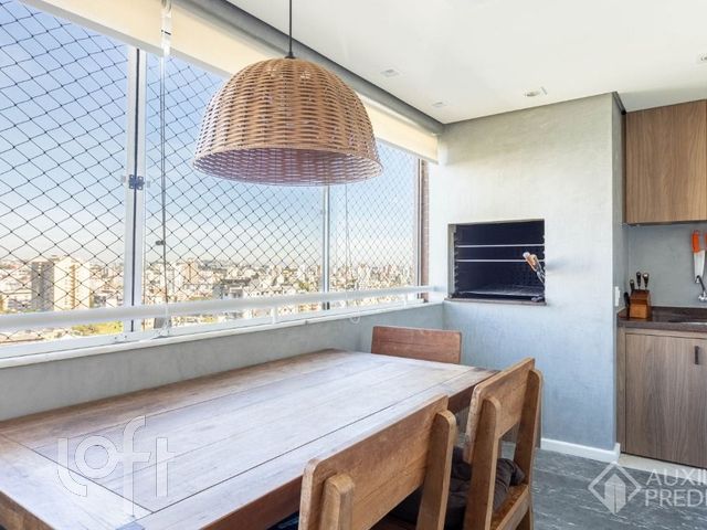 Apartamento com 106m², 3 dormitórios, 1 suíte, 2 vagas, Petrópolis em Porto Alegre