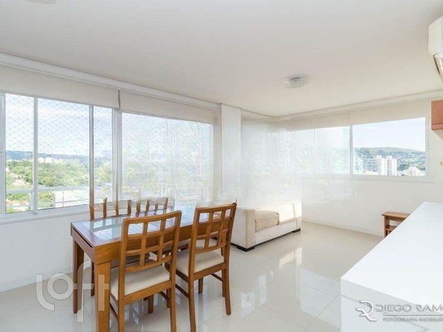 Apartamento com 77m², 2 dormitórios, 1 suíte, 2 vagas, Petrópolis em Porto Alegre
