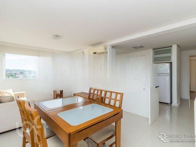 Apartamento com 77m², 2 dormitórios, 1 suíte, 2 vagas, Petrópolis em Porto Alegre