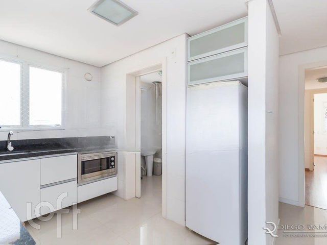 Apartamento com 77m², 2 dormitórios, 1 suíte, 2 vagas, Petrópolis em Porto Alegre