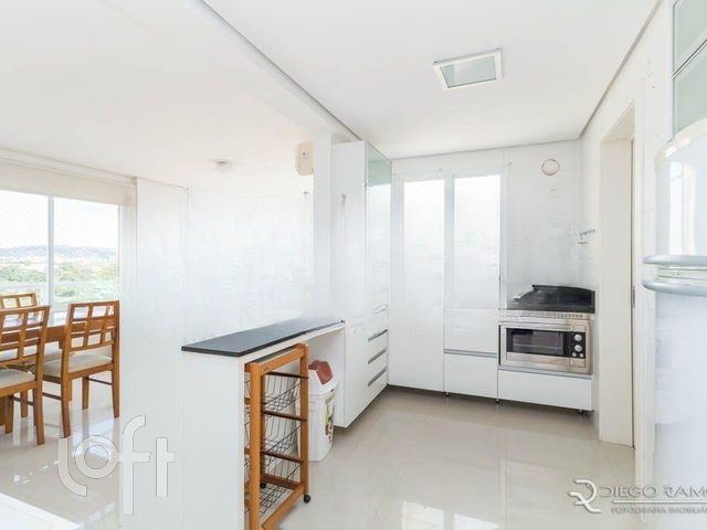 Apartamento com 77m², 2 dormitórios, 1 suíte, 2 vagas, Petrópolis em Porto Alegre