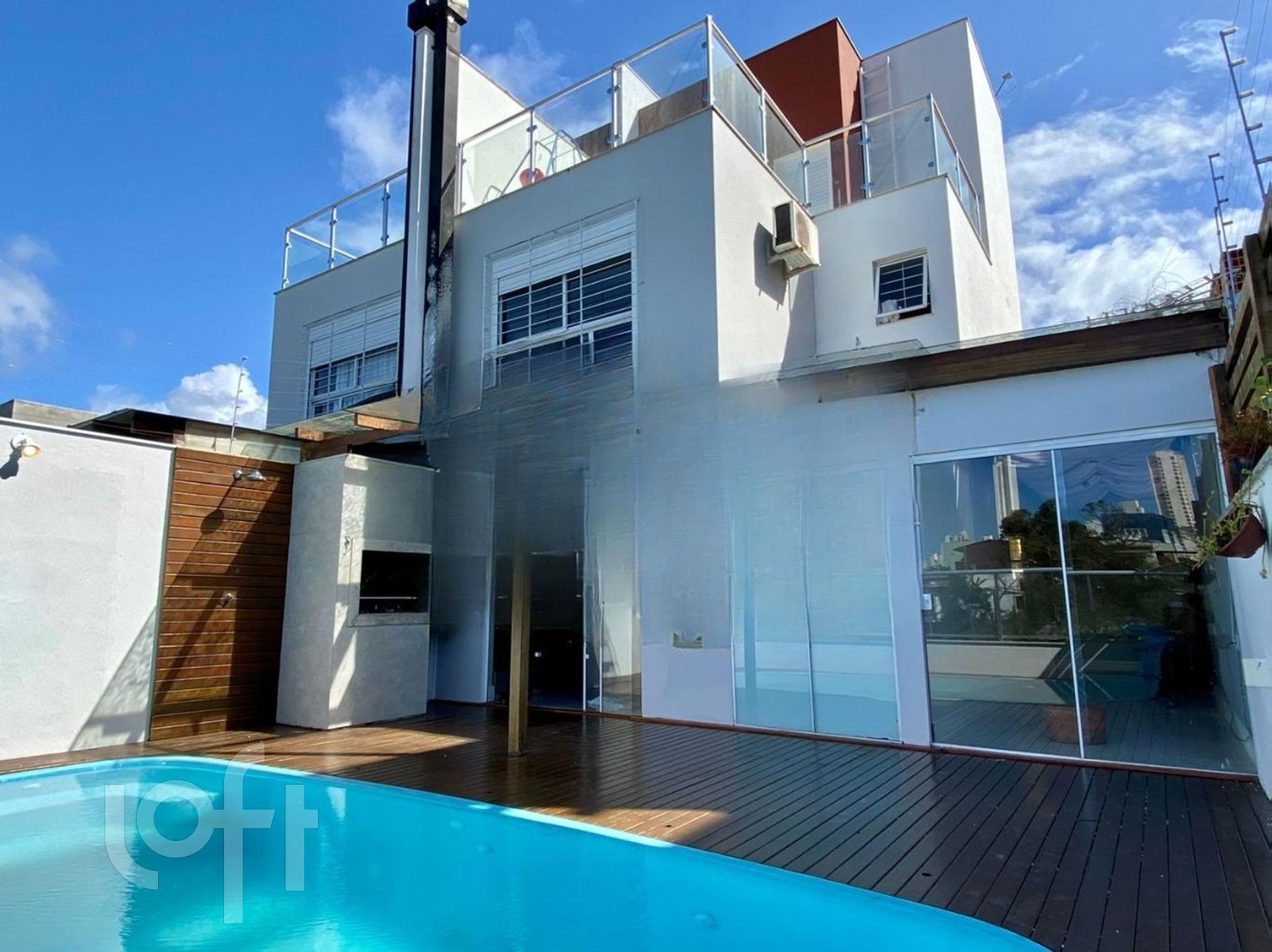 Casa Residencial com 175m², 3 quartos, 3 suítes, 2 garagens, no bairro Ariribá em Balneário Camboriú