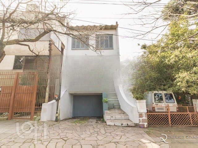 Casa com 200m², 3 dormitórios, 1 suíte, 2 vagas, Petrópolis em Porto Alegre