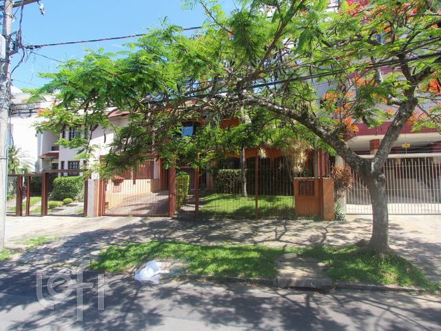 Casa com 378m², 5 dormitórios, 2 suítes, 9 vagas, Chácara das Pedras em Porto Alegre