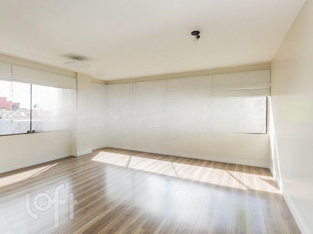Apartamento com 96m², 3 dormitórios, 1 suíte, 2 vagas, Petrópolis em Porto Alegre