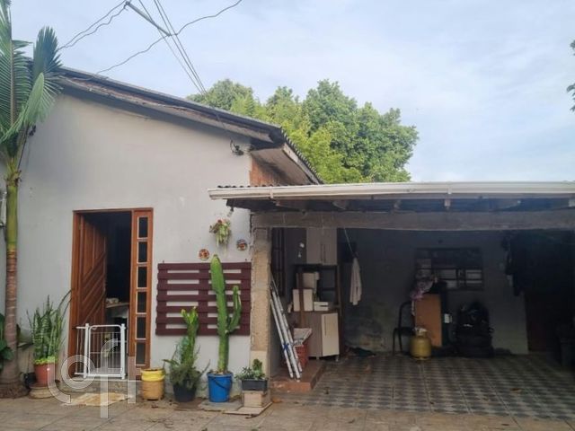 Casa com 54m², 2 dormitórios, 3 vagas, Jardim Botânico em Porto Alegre