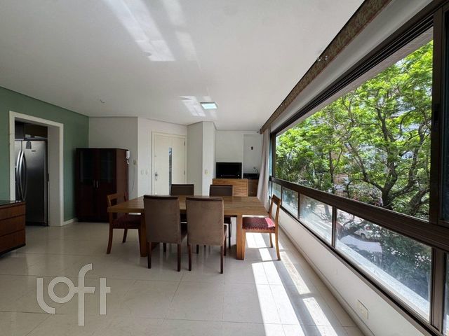 Apartamento com 100m², 3 dormitórios, 1 suíte, 2 vagas, Petrópolis em Porto Alegre