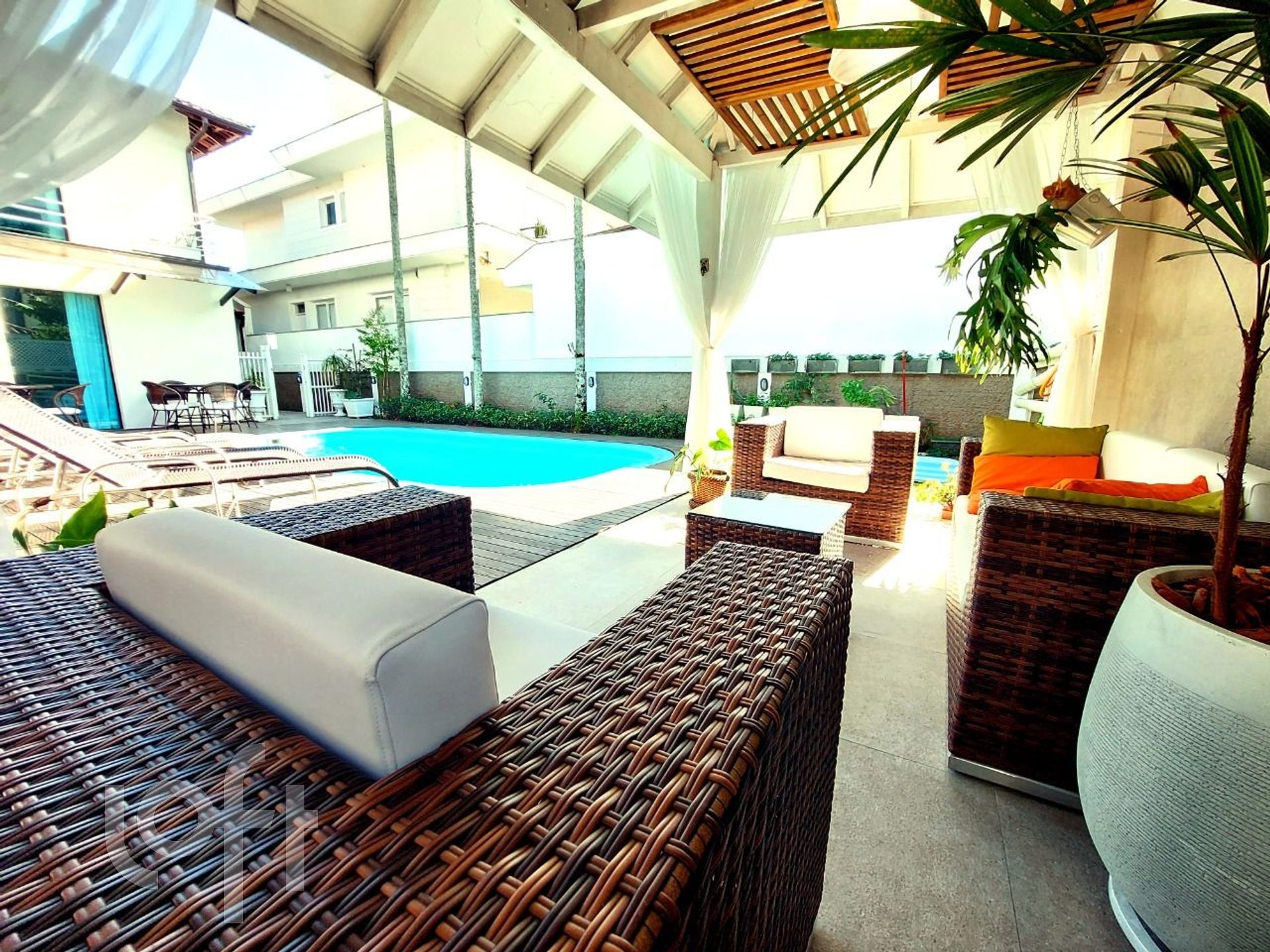 Casa à venda em Jurere Oeste com 360 m², 5 quartos, 3 suítes