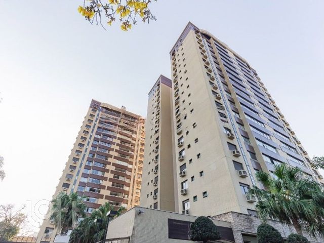 Apartamento com 120m², 3 dormitórios, 1 suíte, 2 vagas, Menino Deus em Porto Alegre