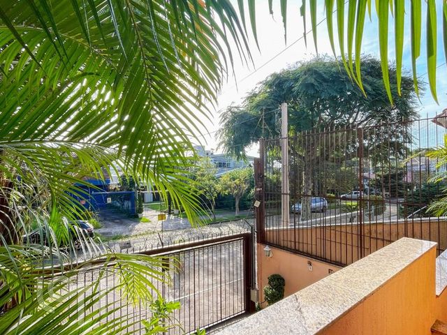 Casa com 421m², 4 dormitórios, 2 suítes, 2 vagas, Chácara das Pedras em Porto Alegre