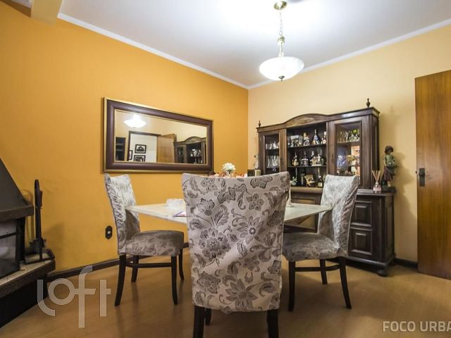 Casa com 315m², 3 dormitórios, 1 suíte, 4 vagas, Vila Ipiranga em Porto Alegre