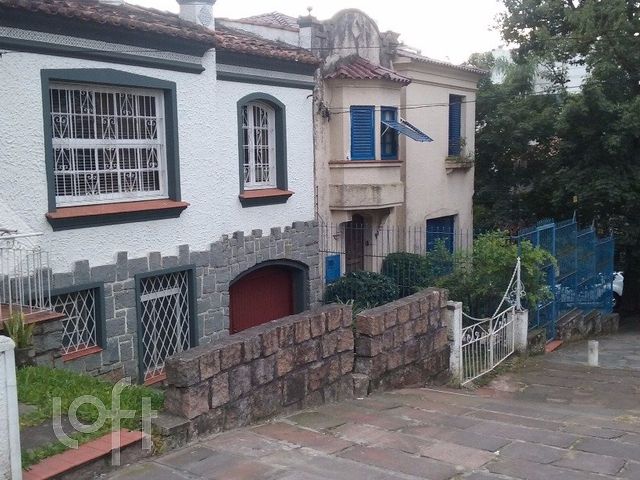 Casa com 222m², 3 dormitórios, 1 suíte, 2 vagas, Petrópolis em Porto Alegre
