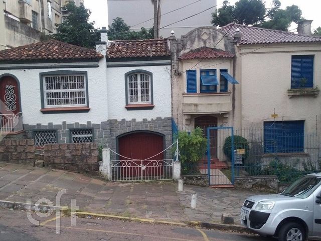 Casa com 222m², 3 dormitórios, 1 suíte, 2 vagas, Petrópolis em Porto Alegre