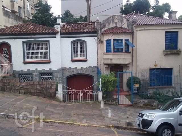 Casa com 222m², 3 dormitórios, 1 suíte, 2 vagas, Petrópolis em Porto Alegre