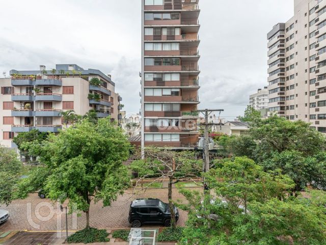 Apartamento com 130m², 3 dormitórios, 3 suítes, 2 vagas, Petrópolis em Porto Alegre