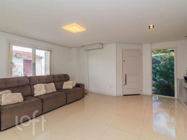 Casa com 249m², 3 dormitórios, 1 suíte, 2 vagas, Vila Ipiranga em Porto Alegre