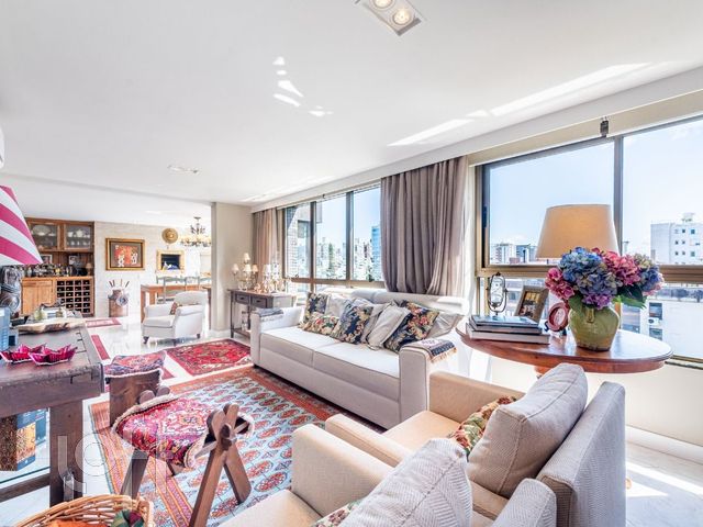Apartamento com 121m², 3 dormitórios, 1 suíte, 2 vagas, Rio Branco em Porto Alegre