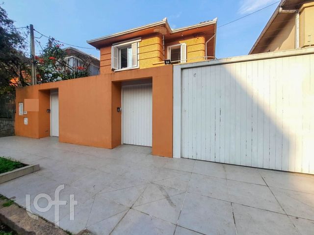 Casa com 360m², 5 dormitórios, 2 suítes, 3 vagas, Rio Branco em Porto Alegre