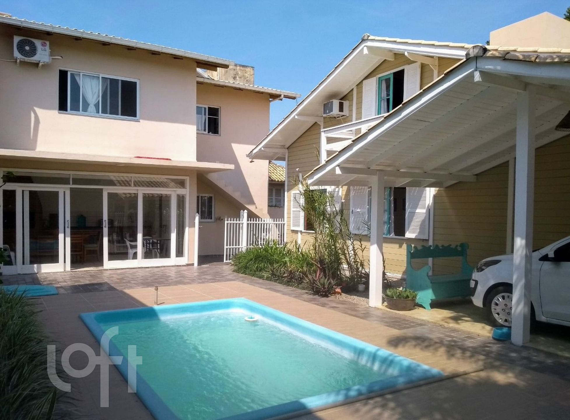 Casa Residencial com 404m², 3 quartos, 2 garagens, no bairro São João do Rio Vermelho em Florianópolis