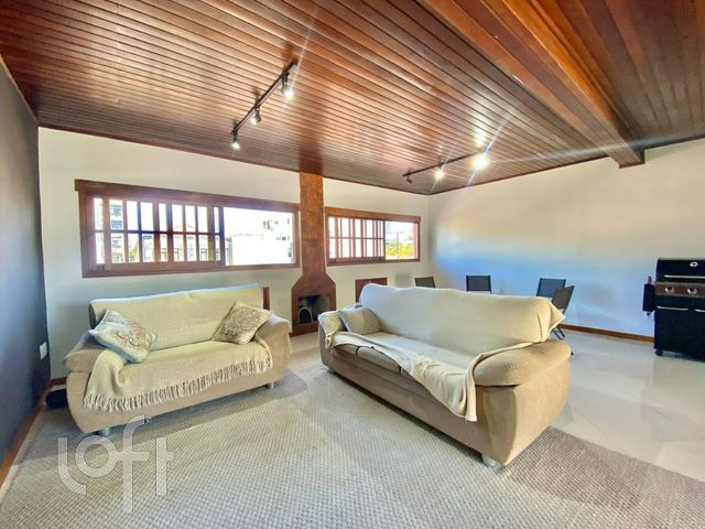 Casa com 234m², 5 dormitórios, 2 suítes, 3 vagas, Menino Deus em Porto Alegre