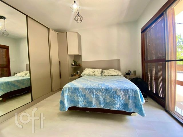 Casa com 234m², 5 dormitórios, 2 suítes, 3 vagas, Menino Deus em Porto Alegre