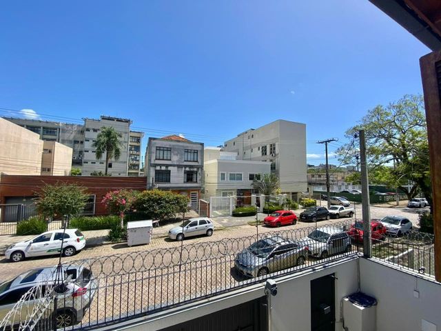 Casa com 234m², 5 dormitórios, 2 suítes, 3 vagas, Menino Deus em Porto Alegre