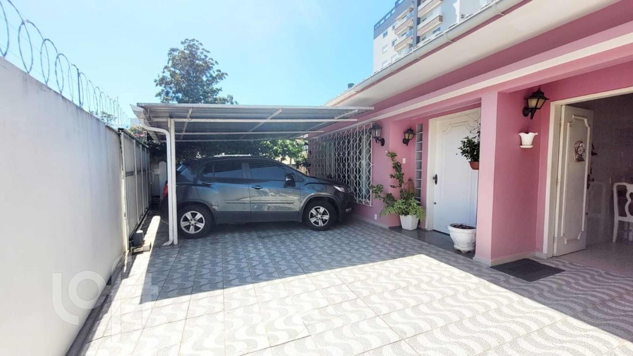 Casa Residencial com 158m², 5 quartos, 2 suítes, 2 garagens, no bairro Canto em Florianópolis