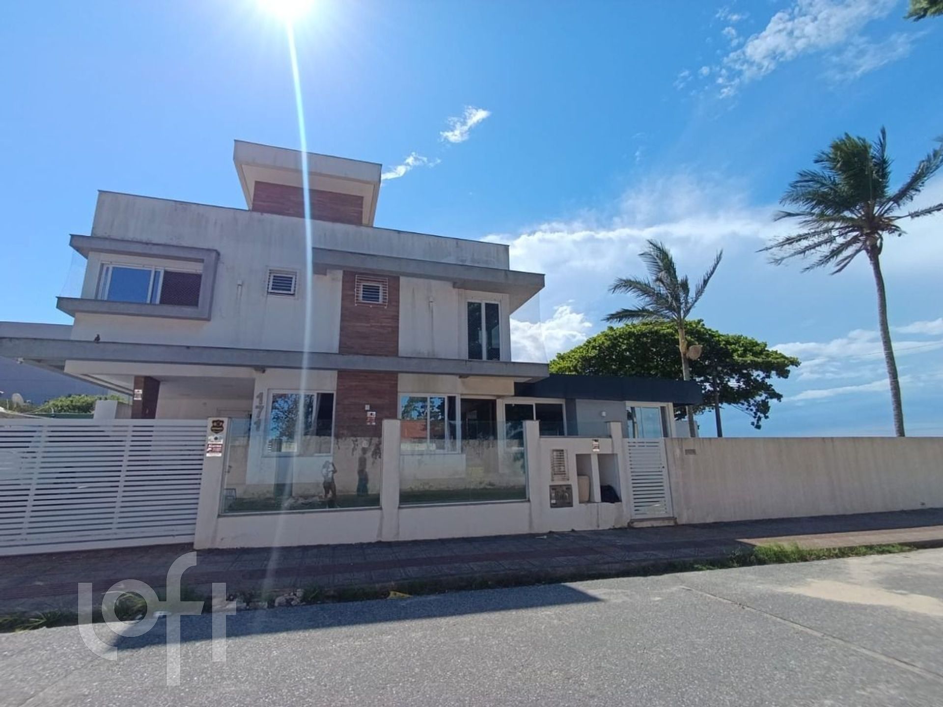 Casa Residencial com 215m², 3 quartos, 3 suítes, 2 garagens, no bairro Jardim Atlântico em Florianópolis